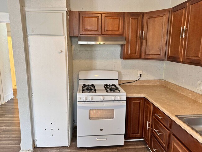 Building Photo - 3 Bed 2 Bath Home With Tons Of Natural Light