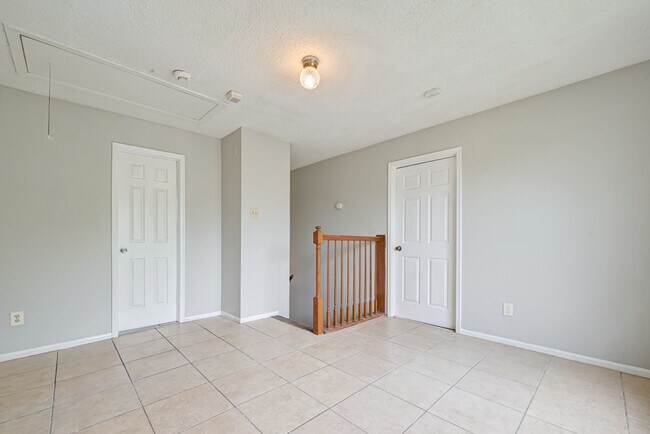Building Photo - 4-bedroom, 2.5-bathroom Convenient Southeast Houston Home Near Medical Center & Major City Access