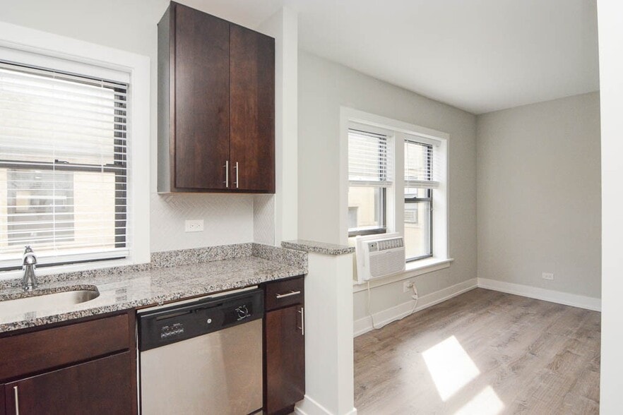 Building Photo - 722 W Brompton