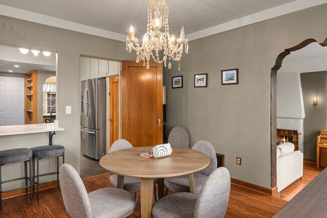 Building Photo - $2000 OFF 1 Months Rent with a Lease Start...