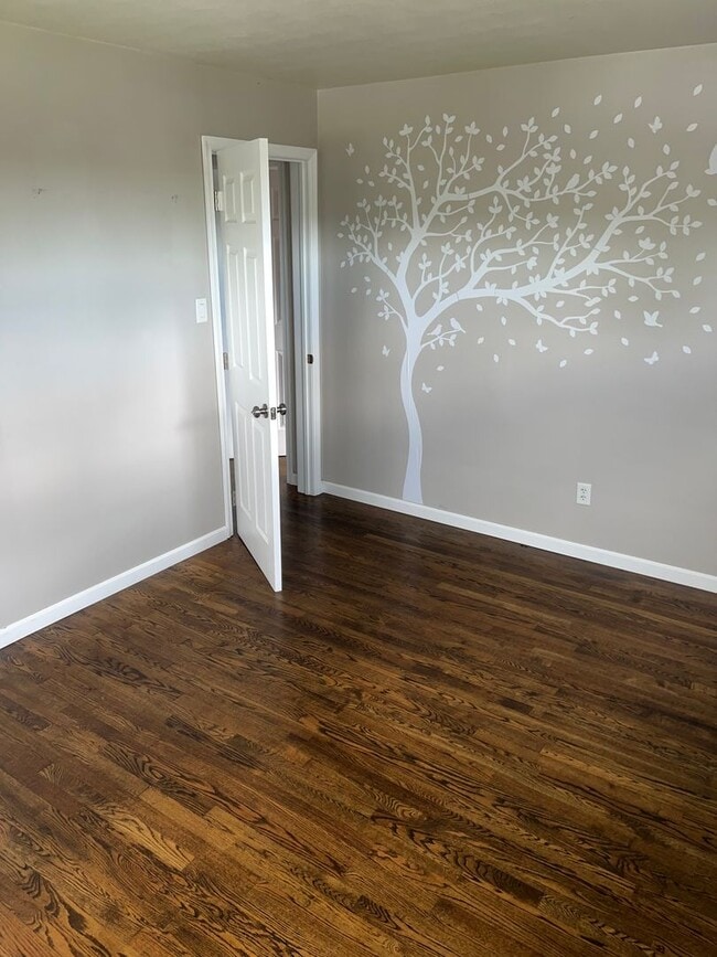 Building Photo - 3 Bed / 1 Bath Single-Family Home – Richland School District