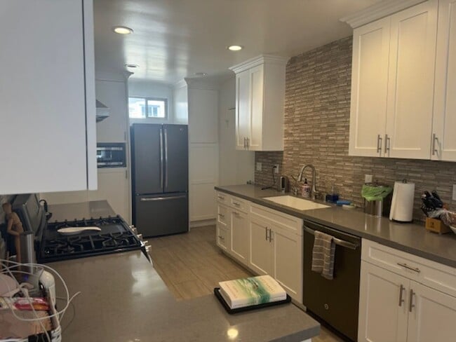 Building Photo - La Crescenta 3 bedroom 2 bath updated home.