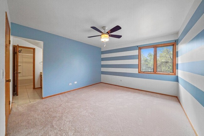 Building Photo - 2 Bed+1 Room in the Basement/1.5 Bath Townhouse