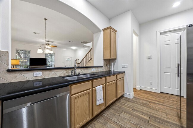 Building Photo - 9044 Lakes at 610 Dr