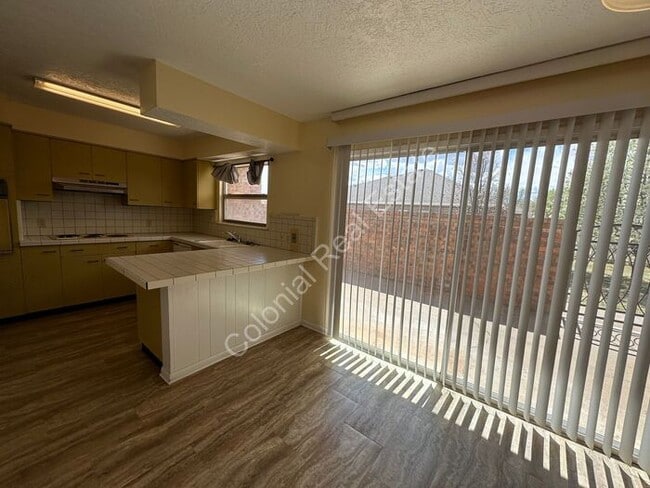 Building Photo - Gorgeous Multi-story Townhouse with Washer...