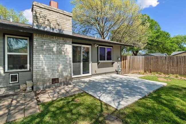 Building Photo - 2501 Redleaf Ln