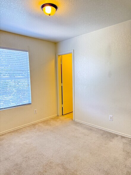 Building Photo - 427 Orchard Willow
