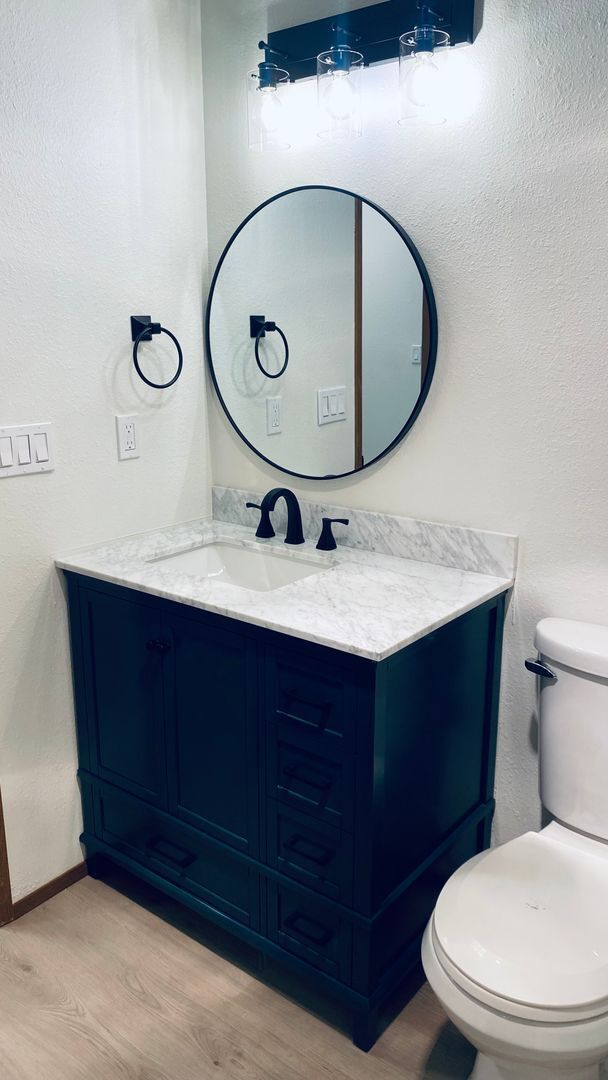 Building Photo - Cute and Quaint Updated Federal Way Condo