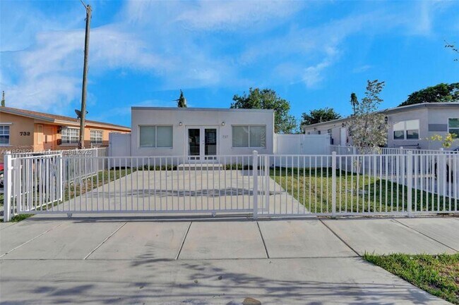 Building Photo - 2 bedroom in Hallandale FL 33009