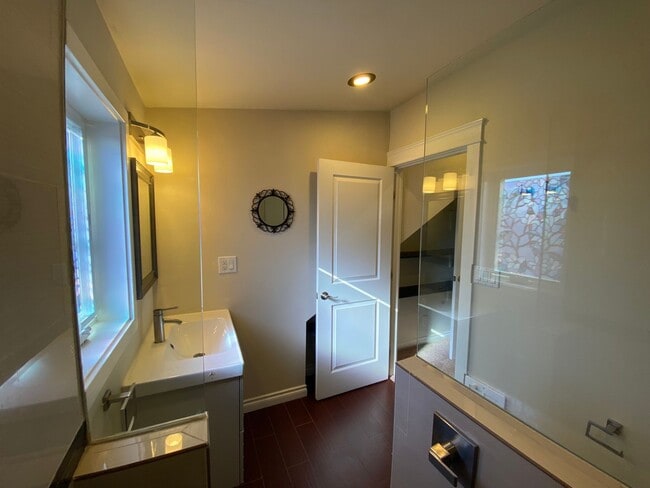 Building Photo - Ballard Loyal Heights Home