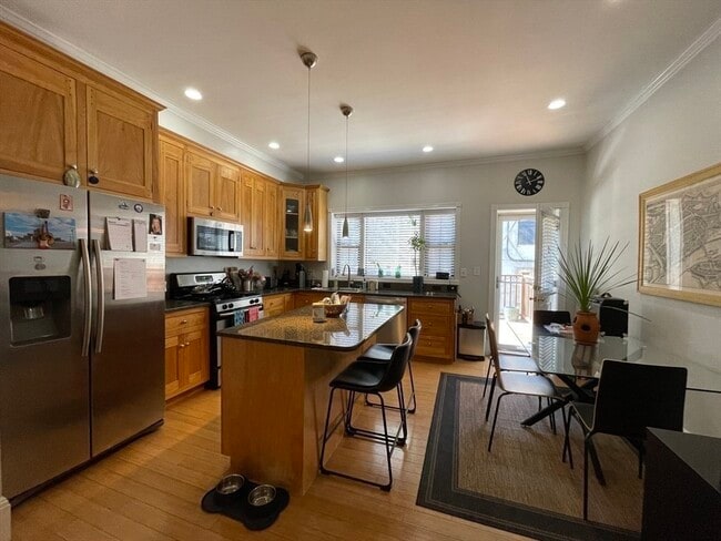 Building Photo - 14 Wellington St