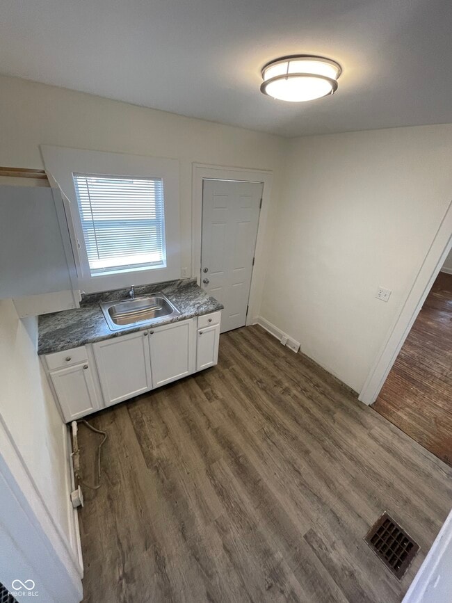 Building Photo - 927 N Chester Ave