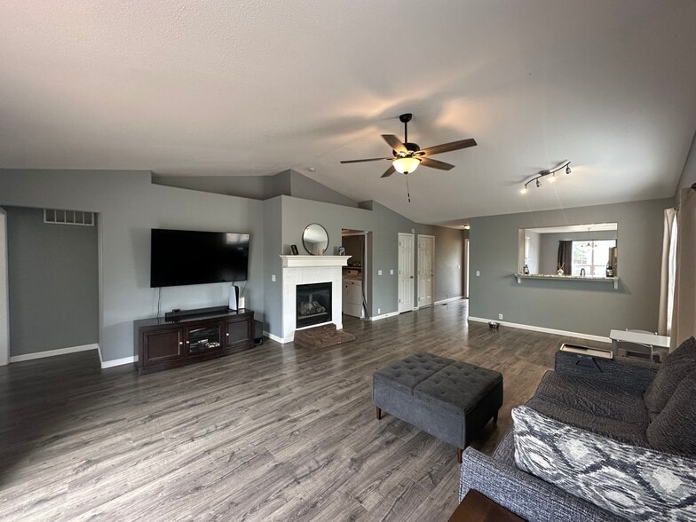 Building Photo - 8211 Oakton Ct