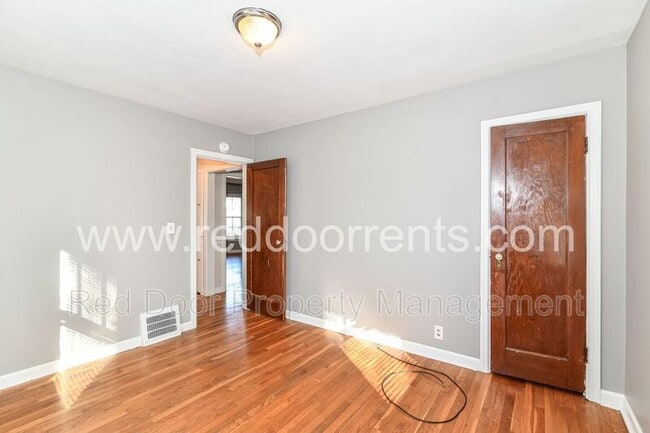 Building Photo - 125 E 49th St