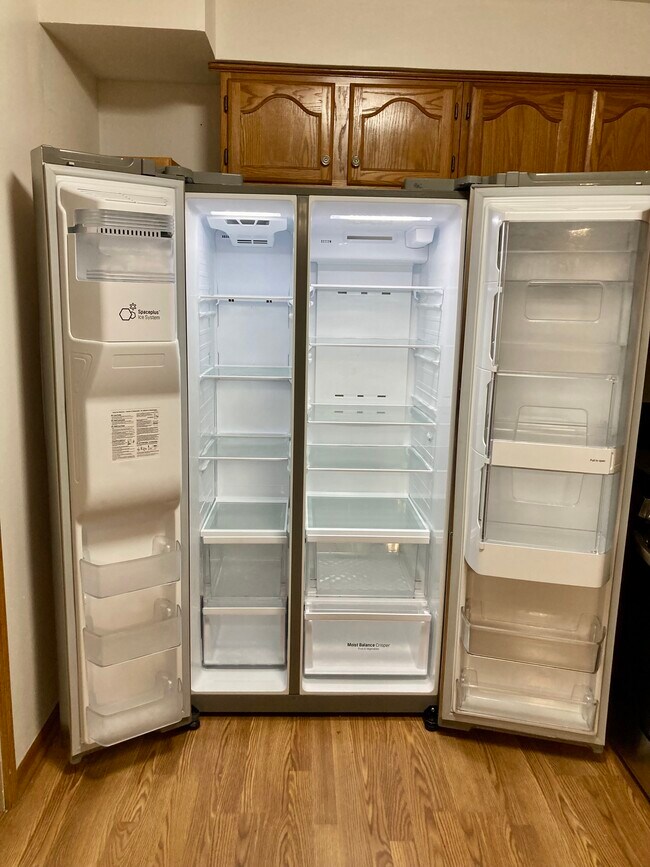 Big refrigerator - 6337 Roosevelt Rd