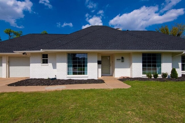 Building Photo - 3025 Regency Ct