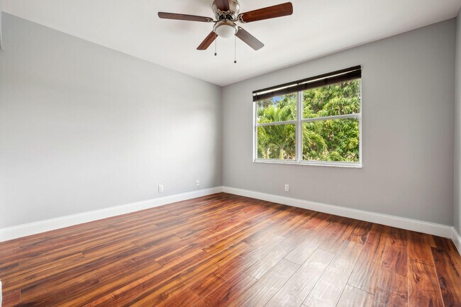 Building Photo - 3460 Commodore Ct