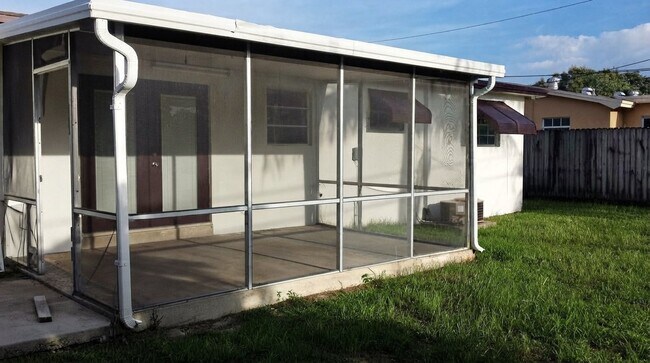 Building Photo - 1000 N 74th Terrace