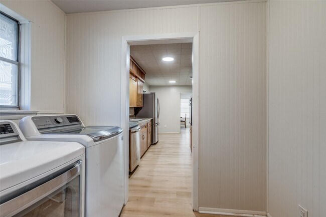 Building Photo - 401 Daisy Dr