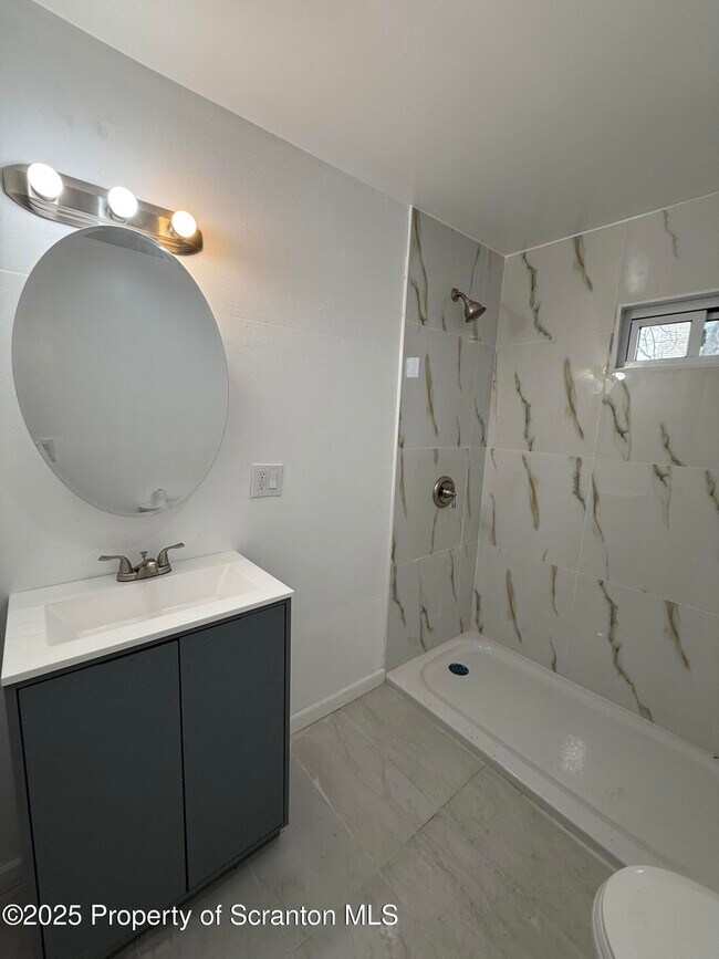 Building Photo - 319-319 E Elm St