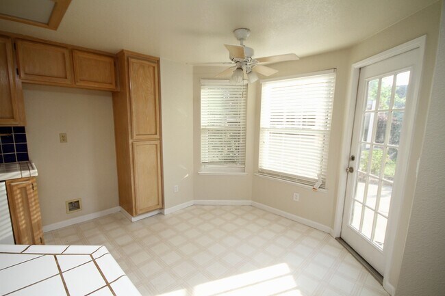 Building Photo - Charming 3Br/2BA/ 1444SF Available Now! Te...