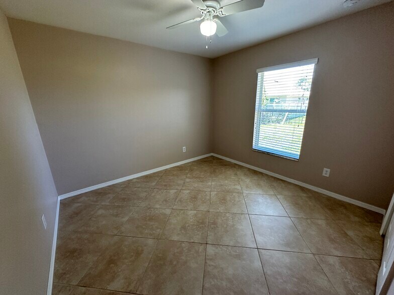 Building Photo - 4124 NE 8th Pl