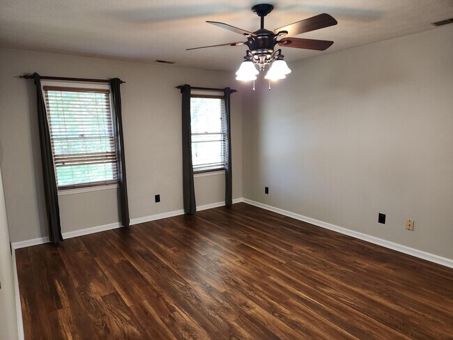 Building Photo - 841 Edgewood Dr