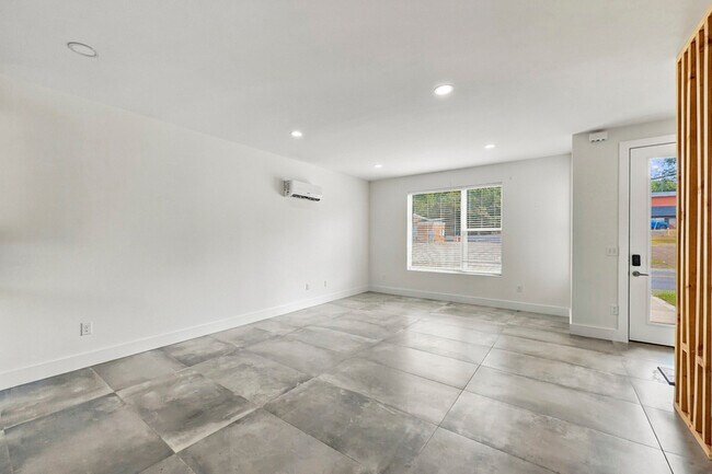 Building Photo - 2725 Whittle Springs Rd