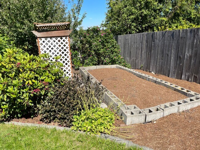 Building Photo - Lovely Single Level Home in Oak Harbor and...