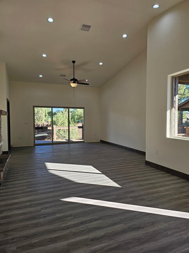 Building Photo - 2890 W Villa Loop