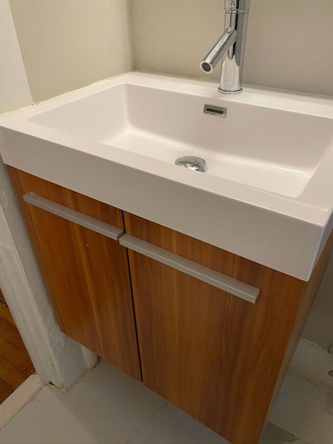 Building Photo - Charming Remodeled 1 Bedroom / 1 Bathroom ...