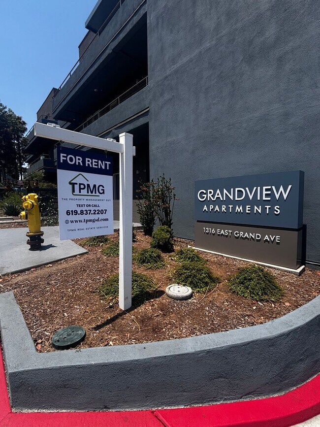 Building Photo - 2 bedrooms 2 baths in Escondido over at the GRAND VIEW APARTMENTS