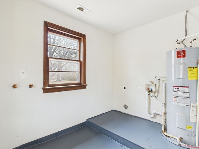 Building Photo - 637 Woodhaven Dr