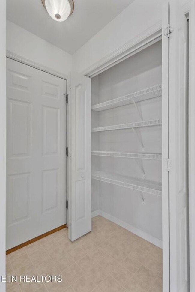 Building Photo - Beautiful End-Unit Condo – Move-In Ready!