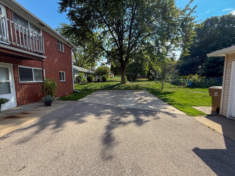 Building Photo - 426 Rushmore Ln