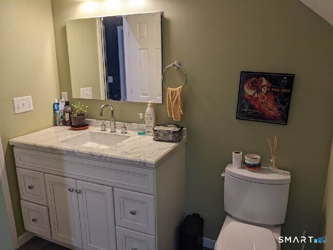 Building Photo - 2870 Fairfield Ave