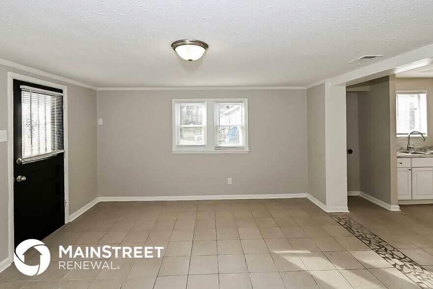 Building Photo - 1058 Avon Rd