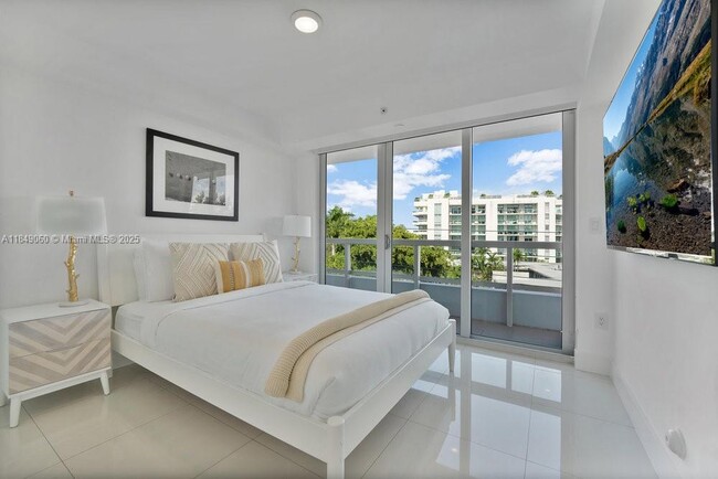 Building Photo - 9261 E Bay Harbor Dr