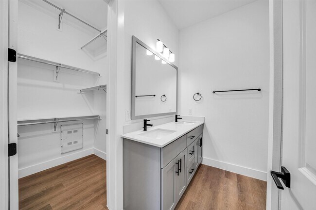 Building Photo - 1601 Mustang Dr
