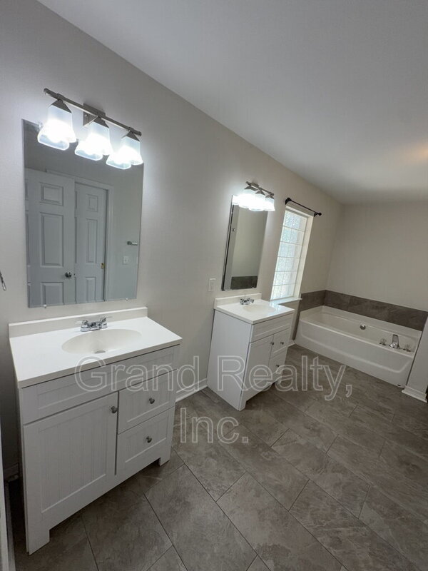 Building Photo - 6464 Outer Dr