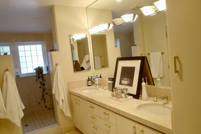 Building Photo - Coming Soon! Cozy home in South Pasadena.