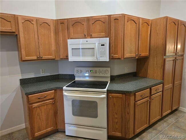 Building Photo - 14 Hollyhock Ct