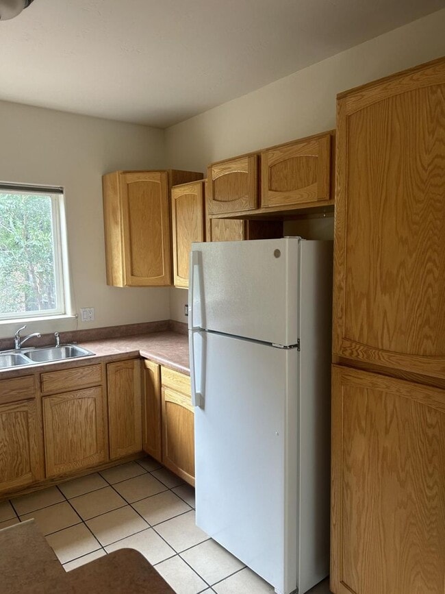 Building Photo - Charming 3-Bedroom, 2-Bath Townhouse Near ...