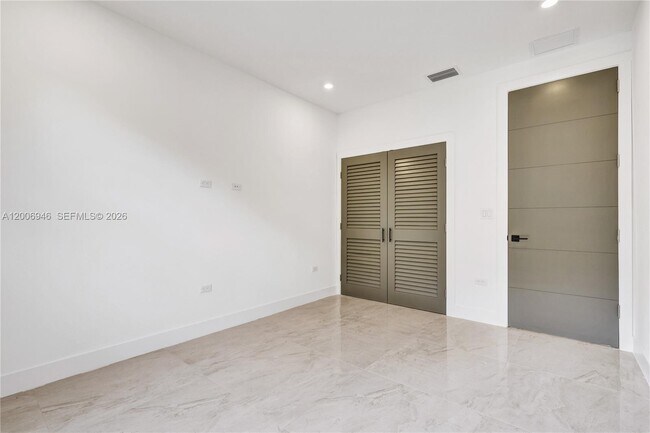 Building Photo - 2887 SW 33rd Ave