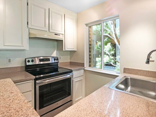 Building Photo - 532 Seaver Dr