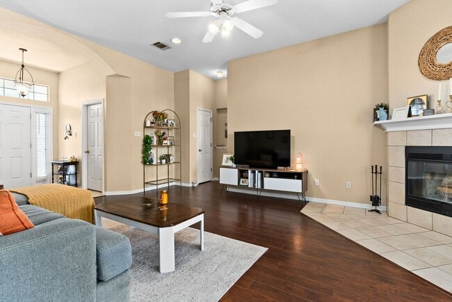 Building Photo - 804 Woodhollow Dr
