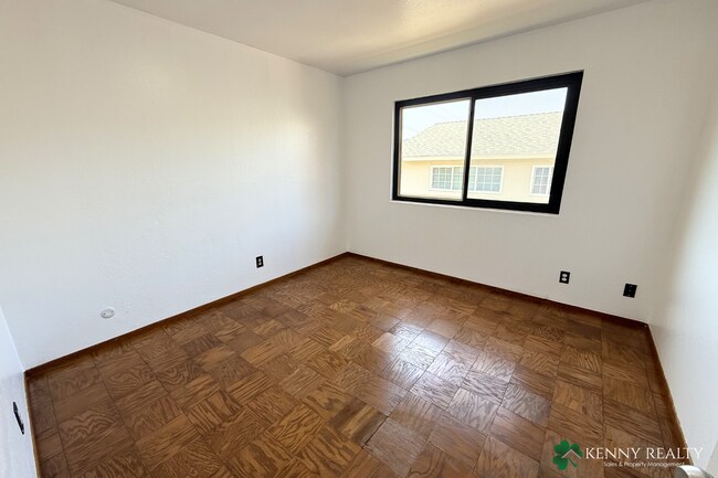 Building Photo - Large 4 Bedroom, 2 Bathroom Home with 2 Car Garage