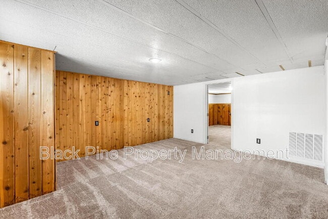 Building Photo - 910 W Orchard Ave