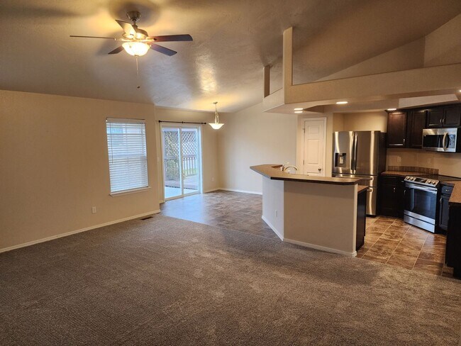 Building Photo - Charming single level 4 bedroom home in Crimson Point community. Spacious open floor plan, oversi...