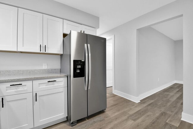 Building Photo - Freshly Renovated Duplex. Upstairs and Downstairs Units Available Now. Schedule a Schedule Today!